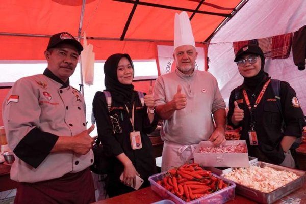 Chef Asal Prancis Turun Tangan, Hadirkan Masakan Rumahan di Dapur Darurat Longsor KBB