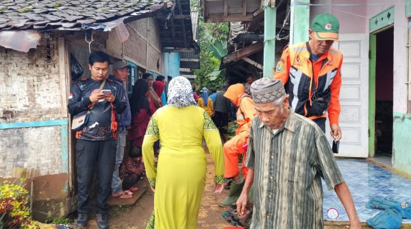 Dua Anak Tewas dalam Longsor Pangalengan, BPBD Lakukan Evakuasi