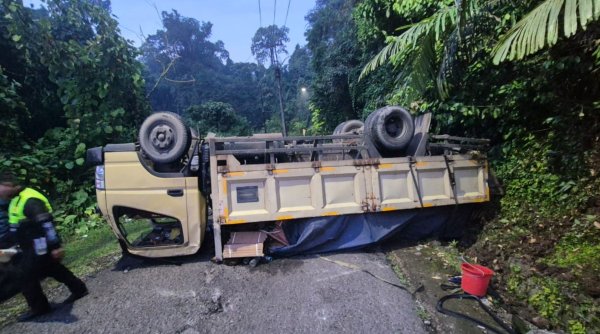 Truk Muatan Granit Terguling di Tanjakan Cisarakan Palabuhanratu