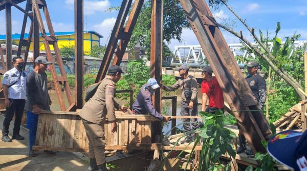Setelah Sosialisasi, Bangunan Liar di Bantaran Citarum Dayeuhkolot Dibongkar