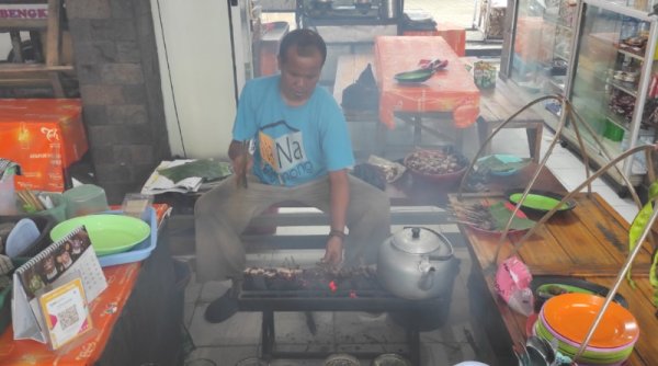 Mang Rusli dan Manisnya Asap Sate Plered