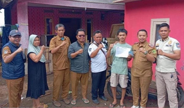 Layanan Cepat Disdukcapil, Camat Anjar Blusukan Antar KTP dan KK ke Korban Kebakaran