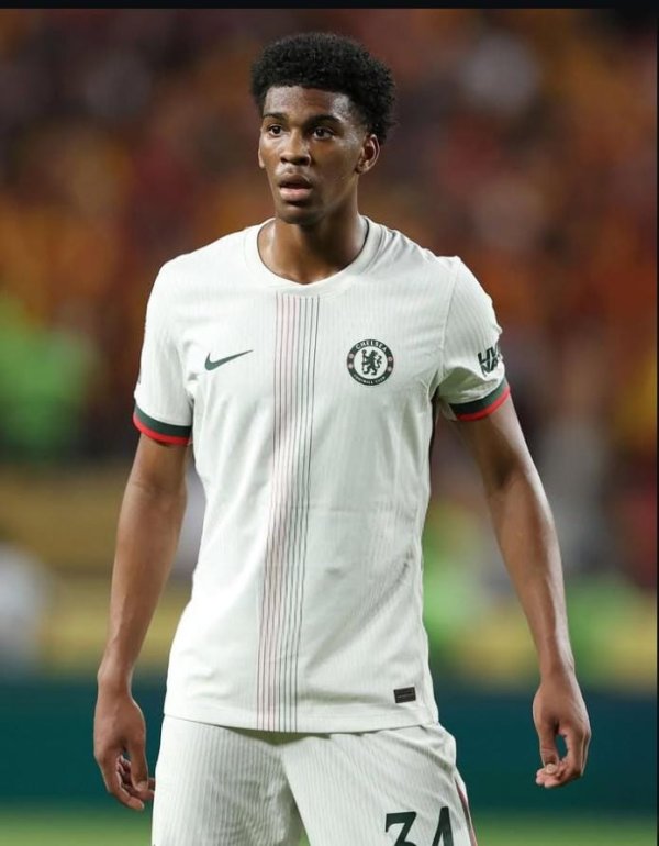 Dari Akademi ke Panggung Besar: Chelsea Siapkan Josh Acheampong Jadi Bek Tengah Masa Depan