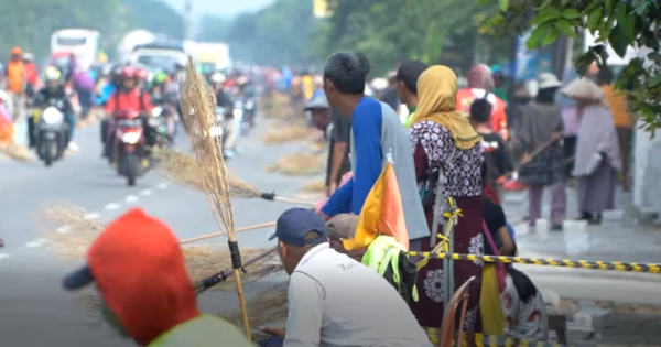 Cegah Macet, KDM Bayar Penyapu Koin Sewo Rp50 Ribu