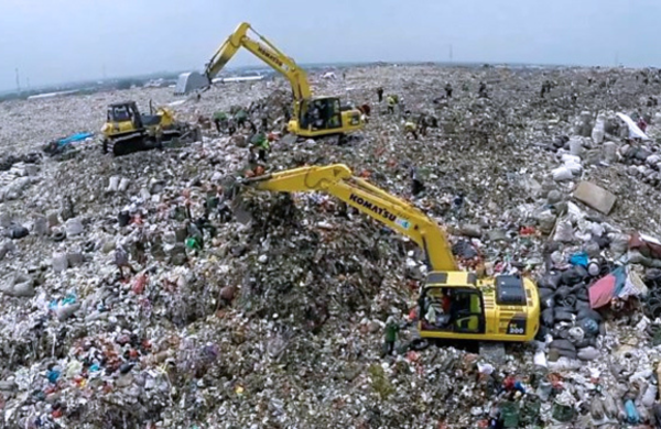 Gunung Sampah Bantargebang Runtuh, Tiga Nyawa Tak Terselamatkan