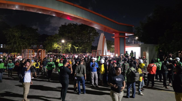 Kericuhan di Kampus UNM, Ratusan Ojol dan Mahasiswa Saling Lempar Batu
