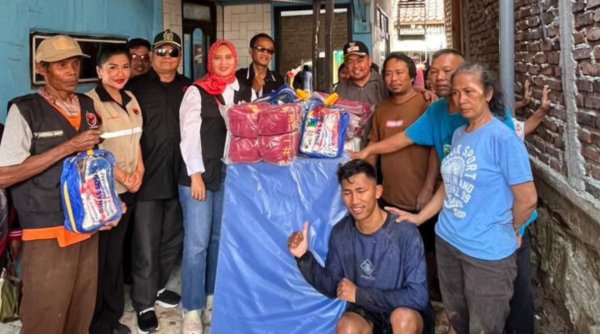 Peduli Warga Terdampak, Nia Purnakania Tinjau Lokasi Banjir di Panyadap Solokanjeruk