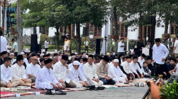 Warga Jabar Padati Gedung Sate, Dedi Mulyadi Tekankan Idul Fitri sebagai Momentum Kembali ke Fitrah