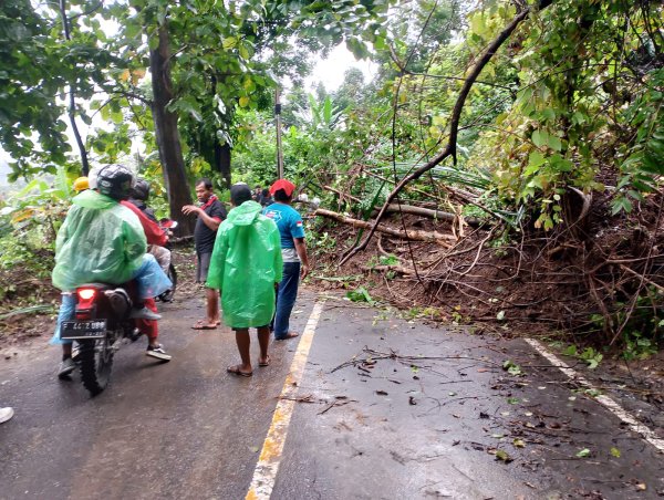 Longsor di Ruas Jalan Nasional Bagbagan–Kiaradua Sukabumi, Arus Lalu Lintas Sempat Tersendat