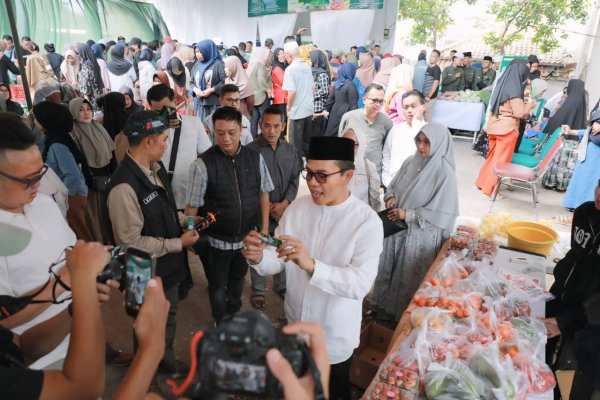 Kang DS Gelar Gerakan Pangan Murah dan Santuni 1.063 Anak Yatim di Sapan Desa Tegalluar