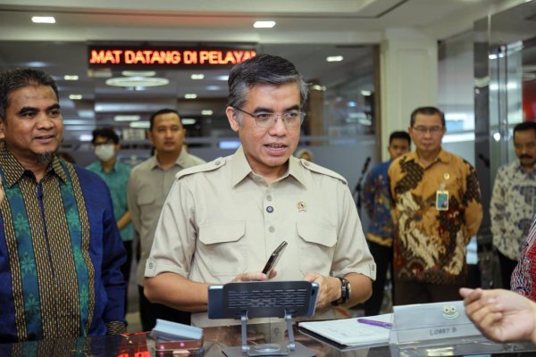 Menaker Yassierli Tinjau Posko THR dan BHR 2026, Pastikan Hak Pekerja Terpenuhi