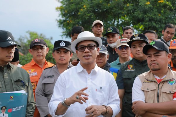 Bupati Bandung Tinjau Lokasi Banjir Bandang di Solokanjeruk