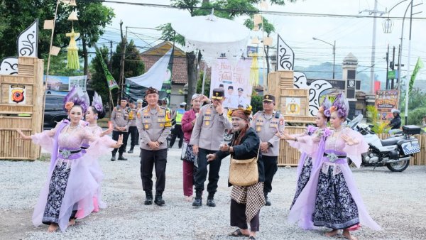 Kapolda Jabar Hadiri Posko Mudik Lembur Kaheman, Saksikan Tarian Tradisional