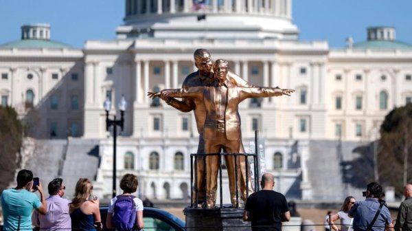 Patung Trump–Epstein Bergaya Titanic Gegerkan Washington