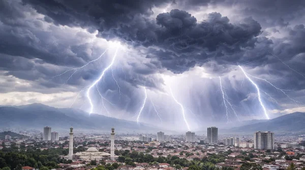 Badai Petir Mengintai Bandung Siang Ini