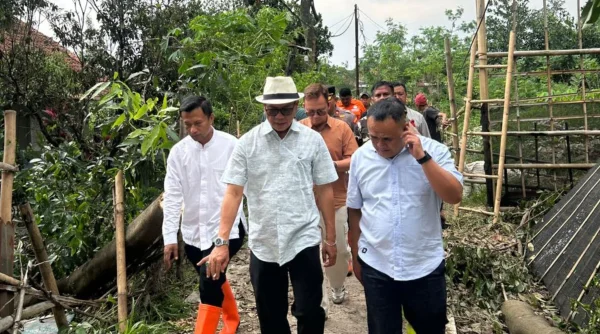 Bupati Bandung Tinjau Dampak Angin Kencang di Bojongsari, Sejumlah Rumah Rusak