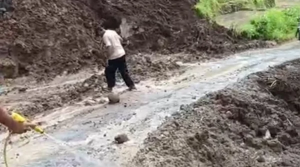 Evakuasi Tanah Longsor yang Menimbun Jalan di Cianaga Sukabumi Tuntas