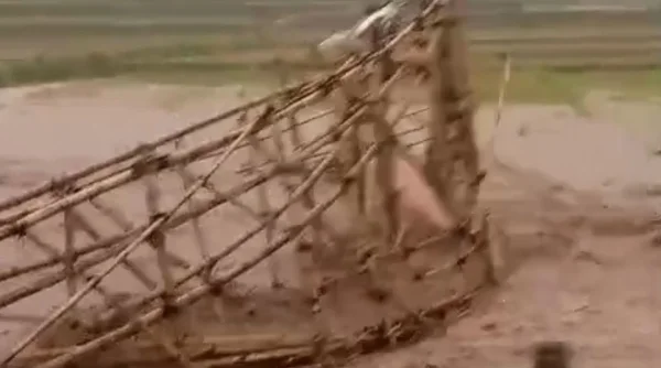 Jembatan Putus Diterjang Luapan Sungai di Bojongsari Sukabumi
