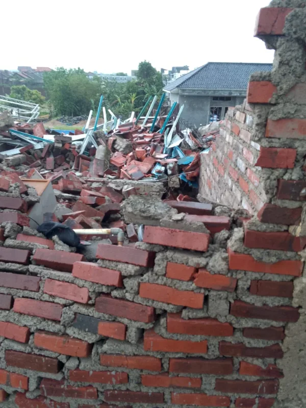 Hujan Angin Terjang Bojongkunci, Puluhan Rumah Warga Rusak