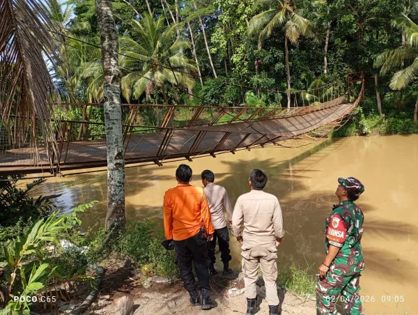 Jembatan Putus, Aktivitas Warga di Tegalbuleud Sukabumi Bergantung pada Perahu