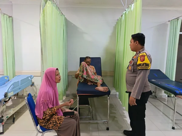 Tinggal Sendiri, Lansia di Pangandaran Dibantu Polisi Menuju Rumah Sakit