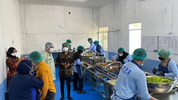 Camat Mamet Slamet dan Tim Dinas Kesehatan Monitoring SPPG dan Dapur MBG Kutawaringin