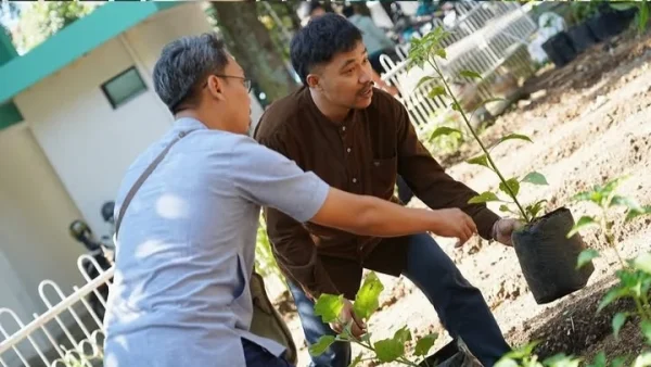 Jumat Hijau Bersih Disdukcapil Bandung Dukung Program Gertaman