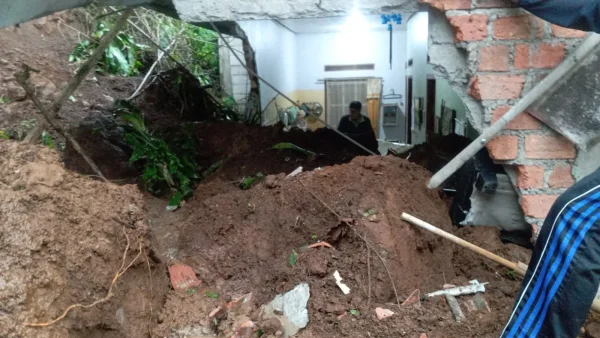 Longsor di Sukalarang Sukabumi Rusak Sebuah Rumah, Seorang Penghuni Terluka