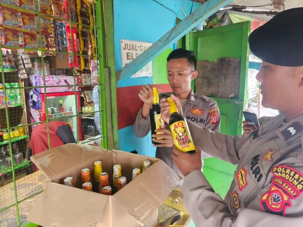 Razia Warung Pinggir Jalan, Polisi Sita Miras Tanpa Izin