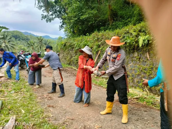 Respons Cepat Bencana, Polri dan Warga Dirikan Jembatan Darurat di Garut