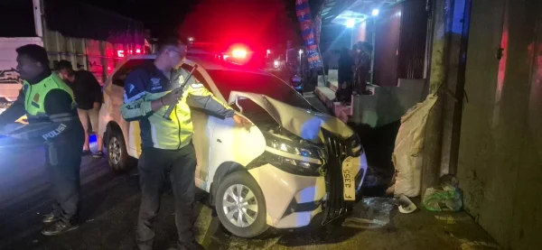 Avanza Oleng Bikin Ambulans Pembawa Pasien Terlibat Kecelakaan di Sukabumi