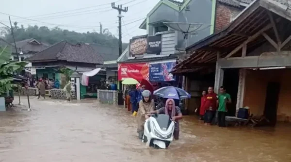Nekat Terjang Banjir? Ini Tips Aman Berkendara Motor Agar Tak Berujung Petaka!