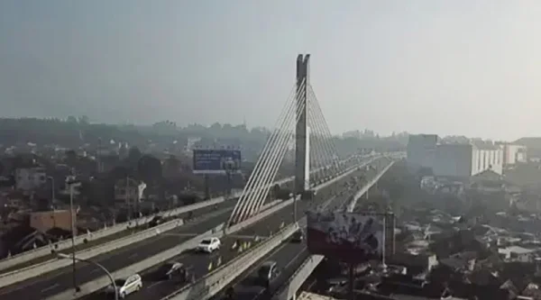 Siang Terik, Sore Badai Petir Intens di Bandung
