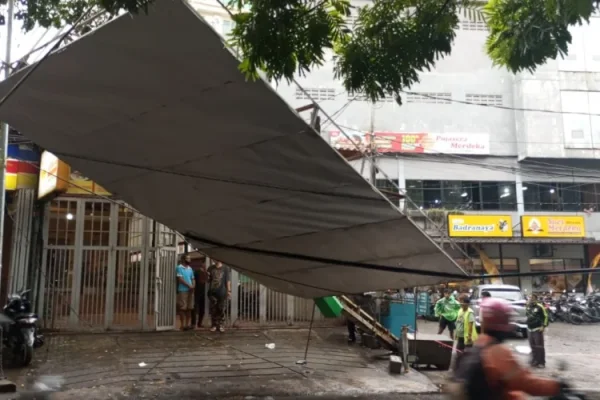 Reklame Depan BEC Bandung Roboh