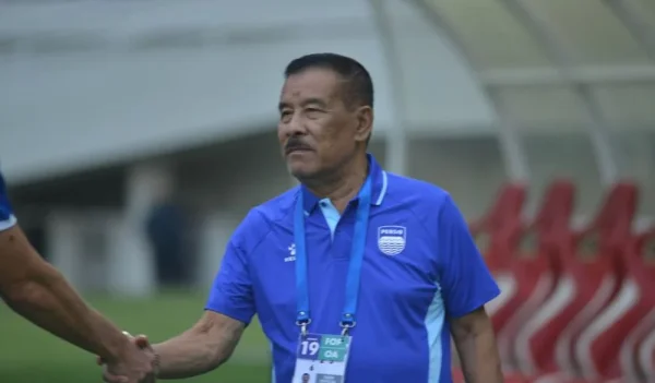 Umuh Muchtar Diganjar Penghargaan di Tengah Perjuangan Persib