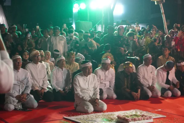 Semarak Kirab Budaya Jawa Barat, Warga Tumpah Ruah Sambut Kehadiran KDM