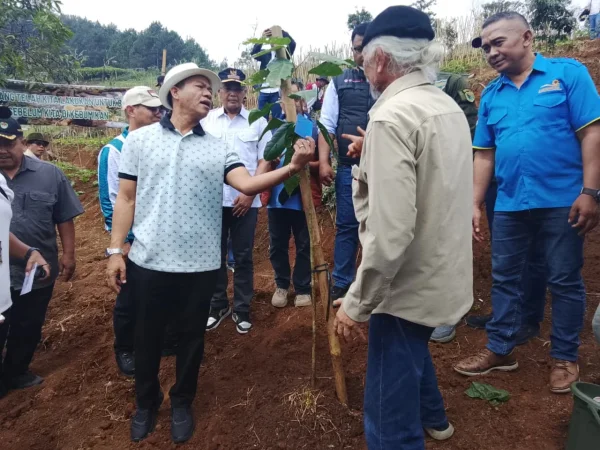 Bupati Bandung dan Serikat Buruh Tanam 12 Ribu Pohon di Pasirjambu