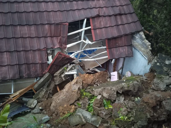 Dua Rumah di Ciambar Sukabumi Rusak Terdampak Longsor Tebing