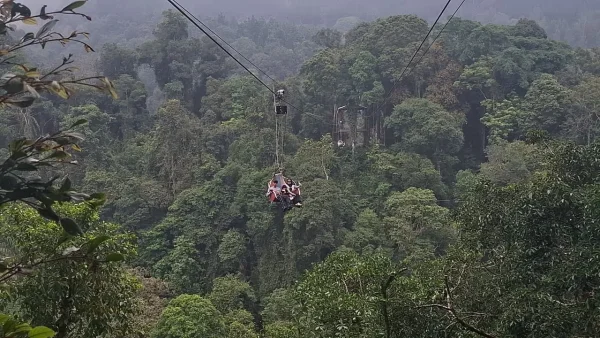 Serunya Naik Keranjang Langit Lembah Purba Sukabumi pada Momen Libur Panjang