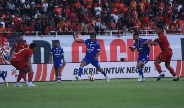Dua Gol Adam Alis Bawa Persib Ungguli Persija di Babak Pertama