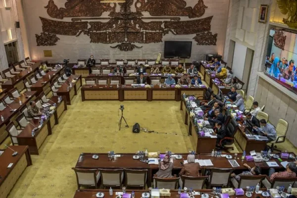 Rupiah Anjlok, DPR Soroti Langkah BI dan Dampak ke Kelas Menengah
