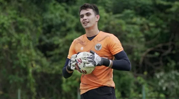 Persija Resmi Datangkan Kiper Timnas Nadeo Argawinata