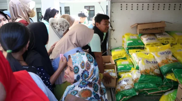 Pasar Murah Terintegrasi di Tanggul Diserbu Warga