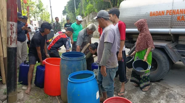 Kemarau Mulai Berdampak, BPBD Sukabumi Salurkan Air Bersih