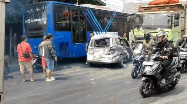 Dua Truk Tabrak Grand Livina di Bekasi, Satu Orang Tewas